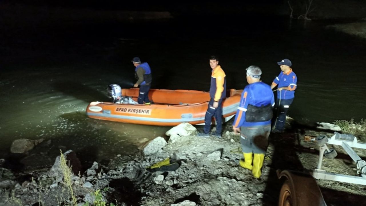 Kızılırmak'ta mahsur kalan 2 kişi AFAD ekiplerince kurtarıldı