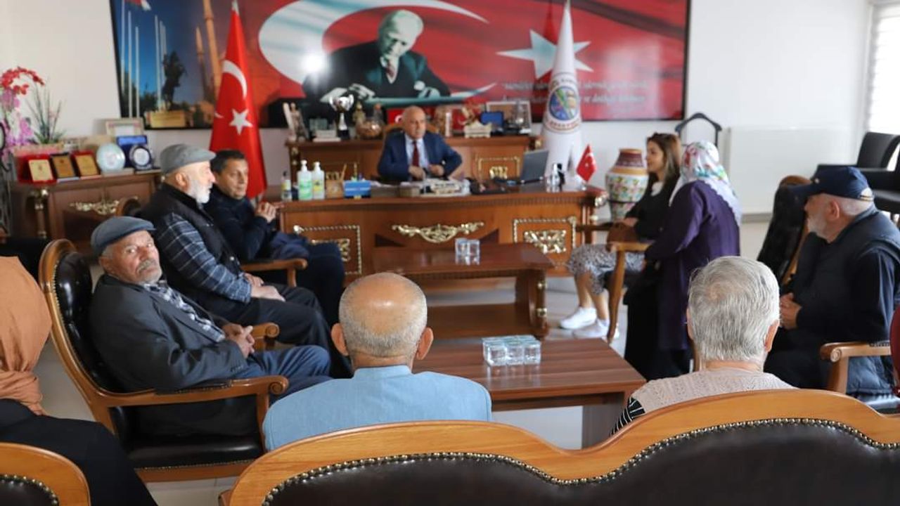 Huzurevi sakinleri Kaman Belediye Başkanı Çolak'ı ziyaret etti