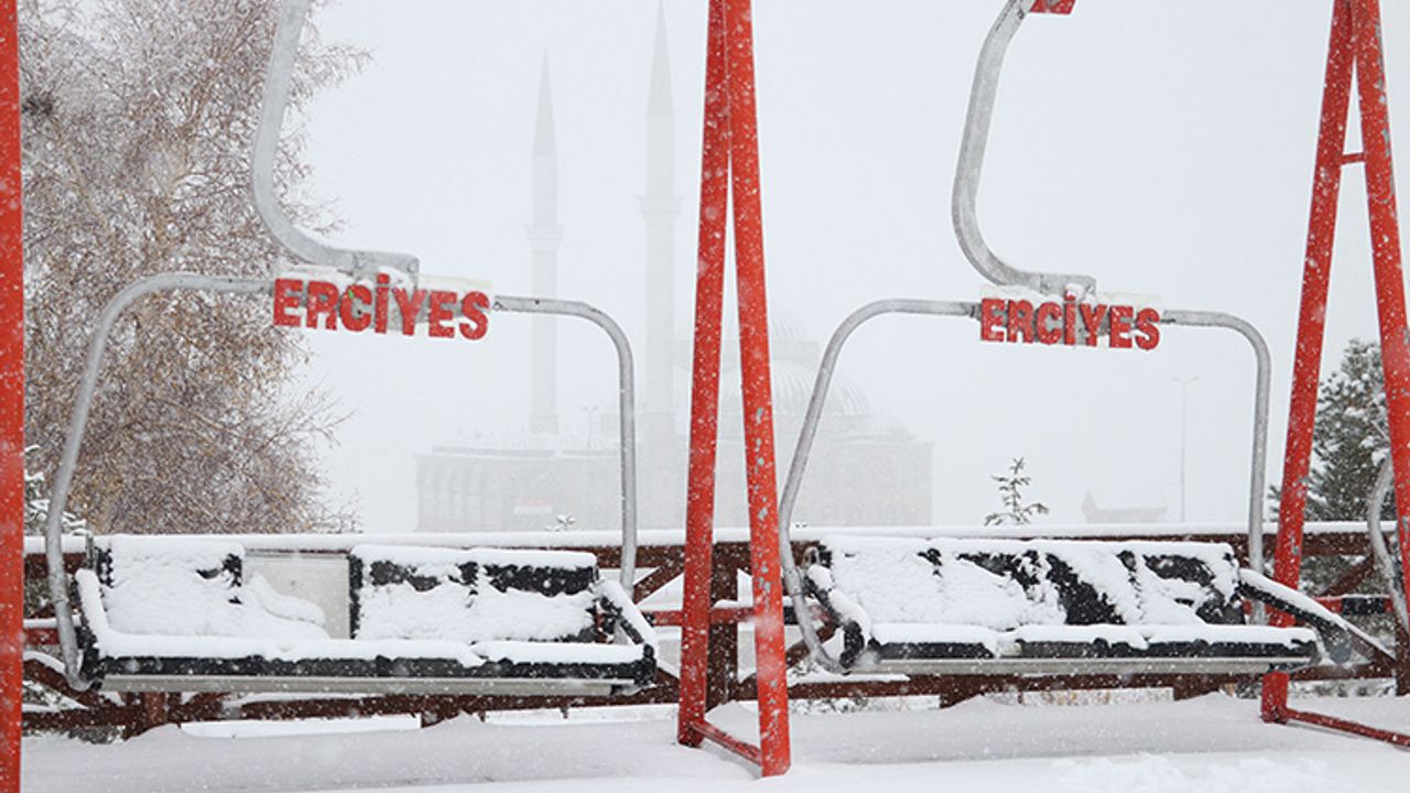 İç Anadolu'nun zirvesi Erciyes'te kar yağışı etkili oluyor