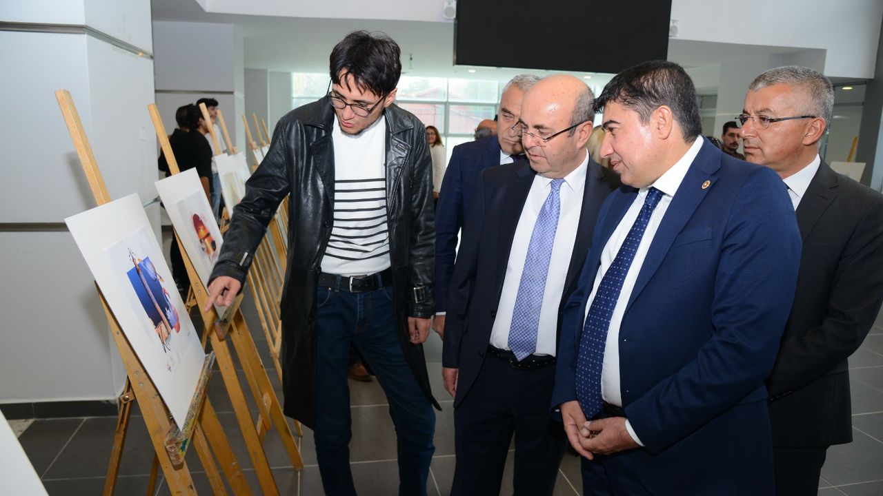 Başkan Ekicioğlu, “Senin Şehrin Kırşehir” Kolaj Sergisi’ni açtı