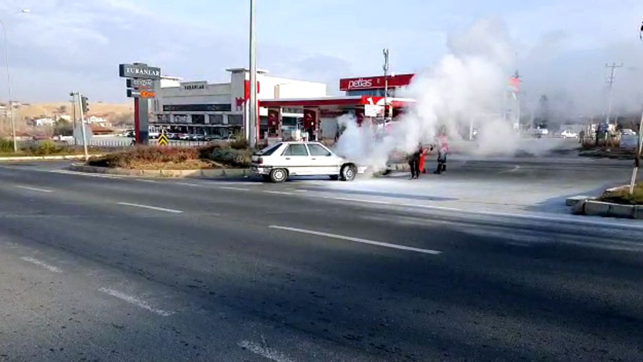 Kırşehir'de otomobilde çıkan yangın söndürüldü