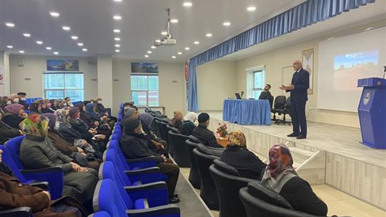 Kırşehir Müftülüğünce umre yolcularına seminer verildi