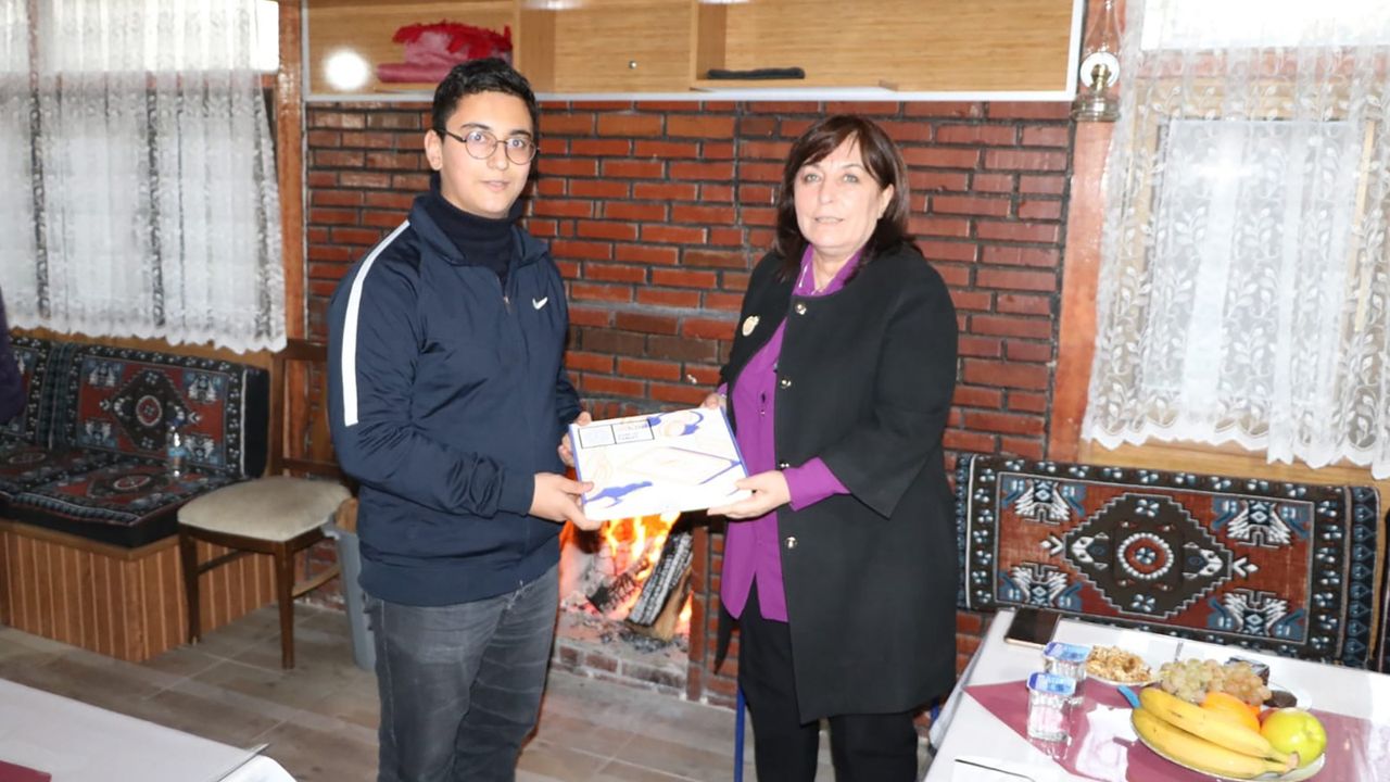 Genel Müdür Nazan Şener öğrencilere tablet dağıttı