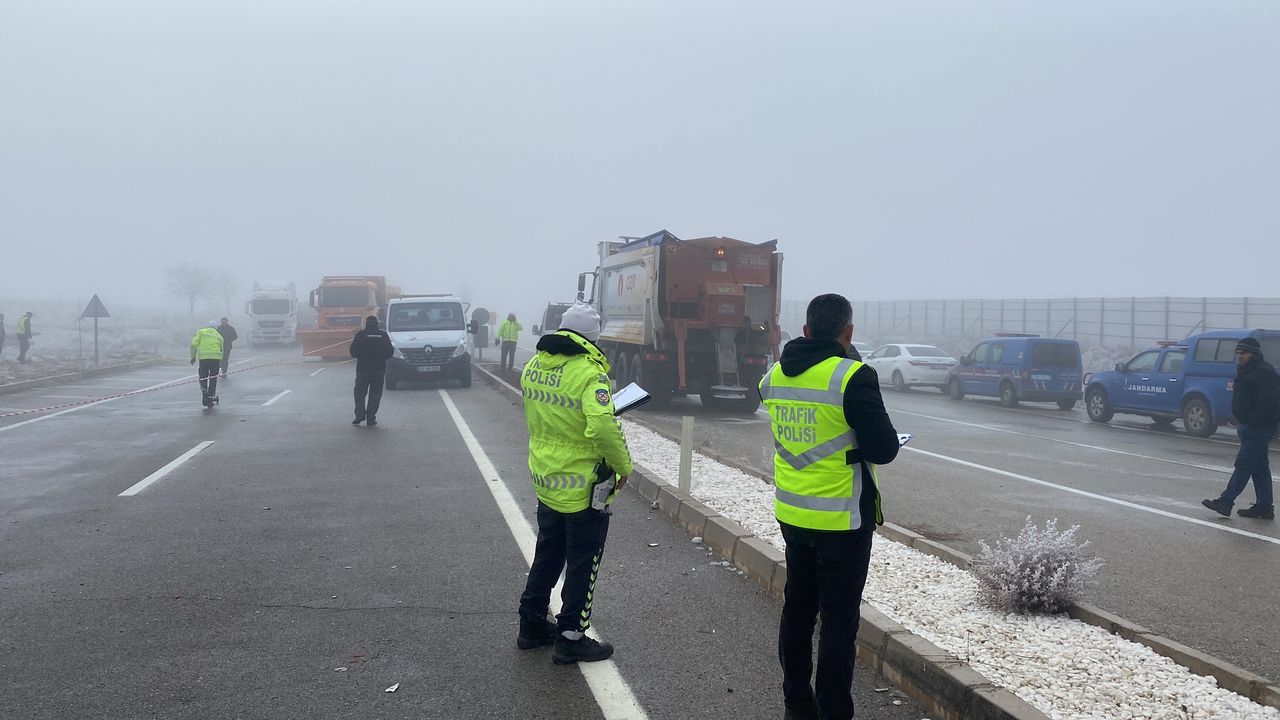 Kırşehir'de 12 aracın karıştığı kazada 2 kişi öldü, 12 kişi yaralandı