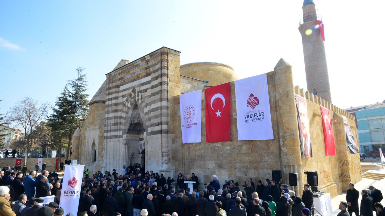 Tarihi Cacabey Camii ibadete açıldı  