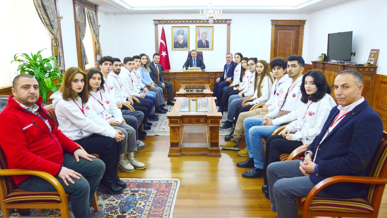 Azerbaycanlı gençlerden Vali Buhara’ya ziyaret