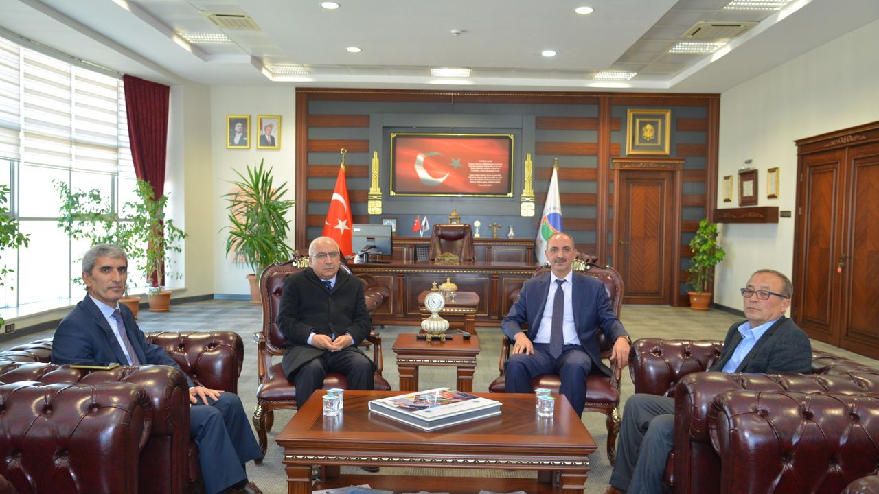 Kaman Belediye Başkanı Çolak, Rektör Karakaya’yı ziyaret etti