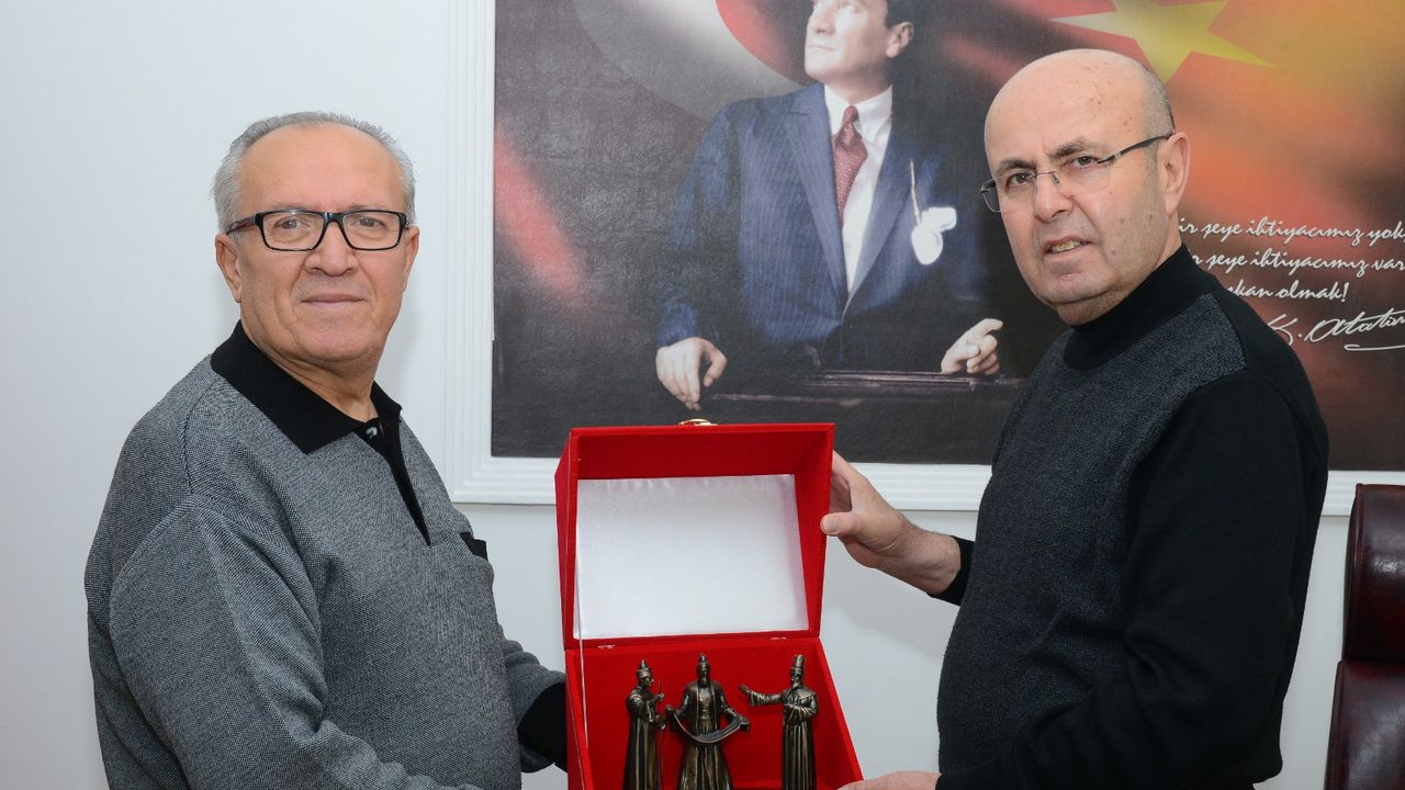 Başkan Ekicioğlu’ndan gazetemiz “Kırşehir Çiğdem”in kurucusu Şevket Güner’e “Basın Onur Ödülü”