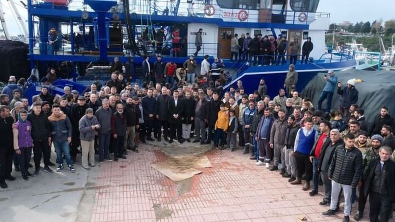 Adana'dan İskenderun'daki depremzedelere balıkçı teknesiyle yardım malzemesi gönderildi