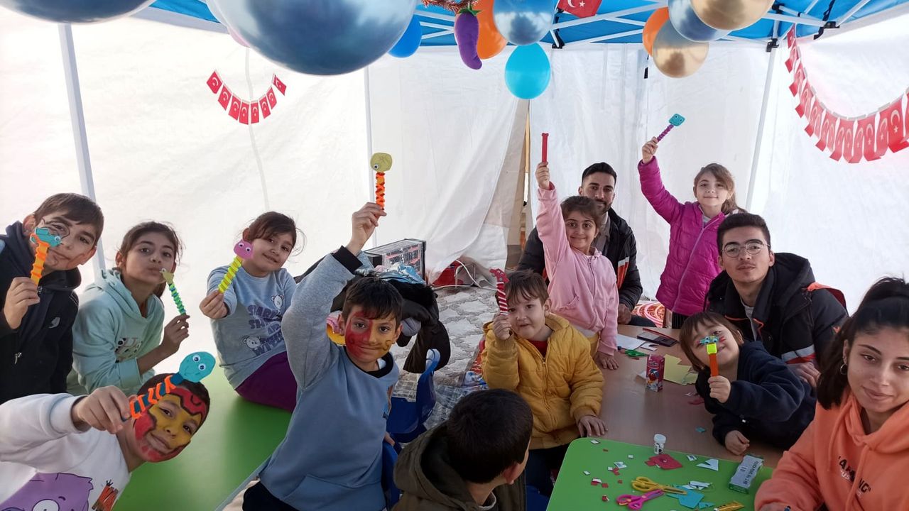 KAEÜ’den depremzede çocuklara çadır anaokulu