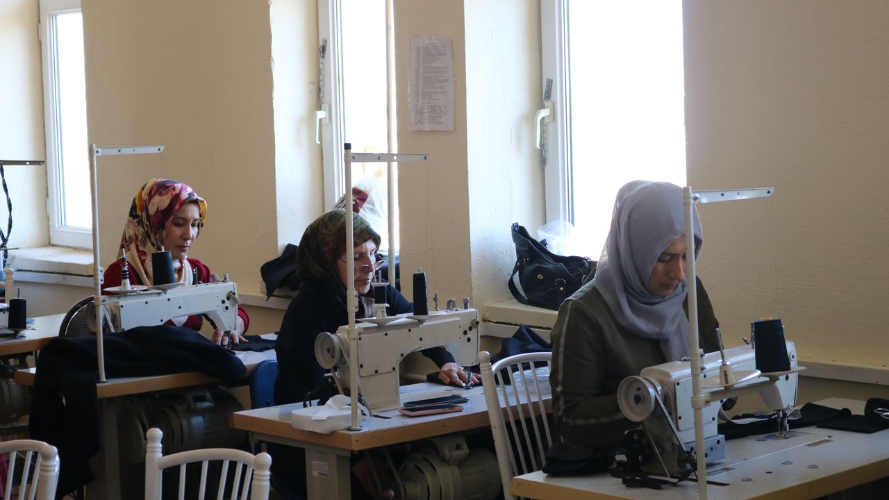 Kırşehir'de gönüllü kadınlar depremzedeler için eşofman dikiyor