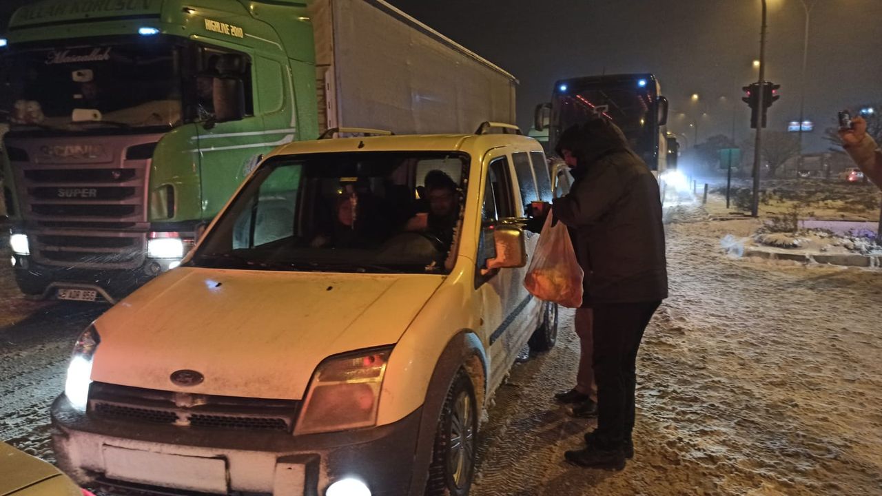 Kırşehir Belediyesi yolda kalanlara çorba ikram etti…