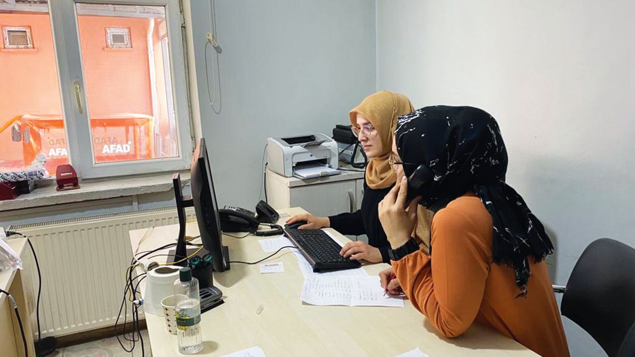 Ahi Evran Üniversitesi personeli afetzedelerin kayıt işlemlerini yapıyor