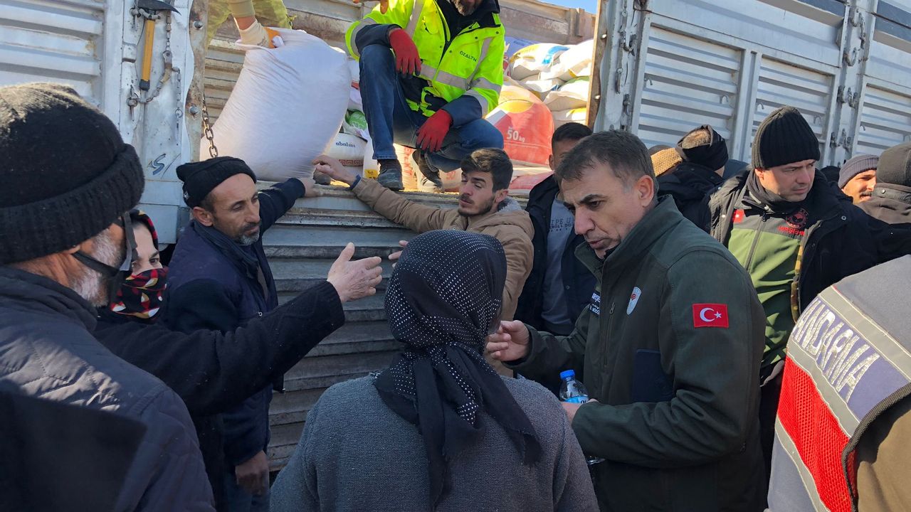Kırşehir Tarım Müdürü Seçen, enkazda kalan hayvanları kurtarma çalışmalarına katıldı