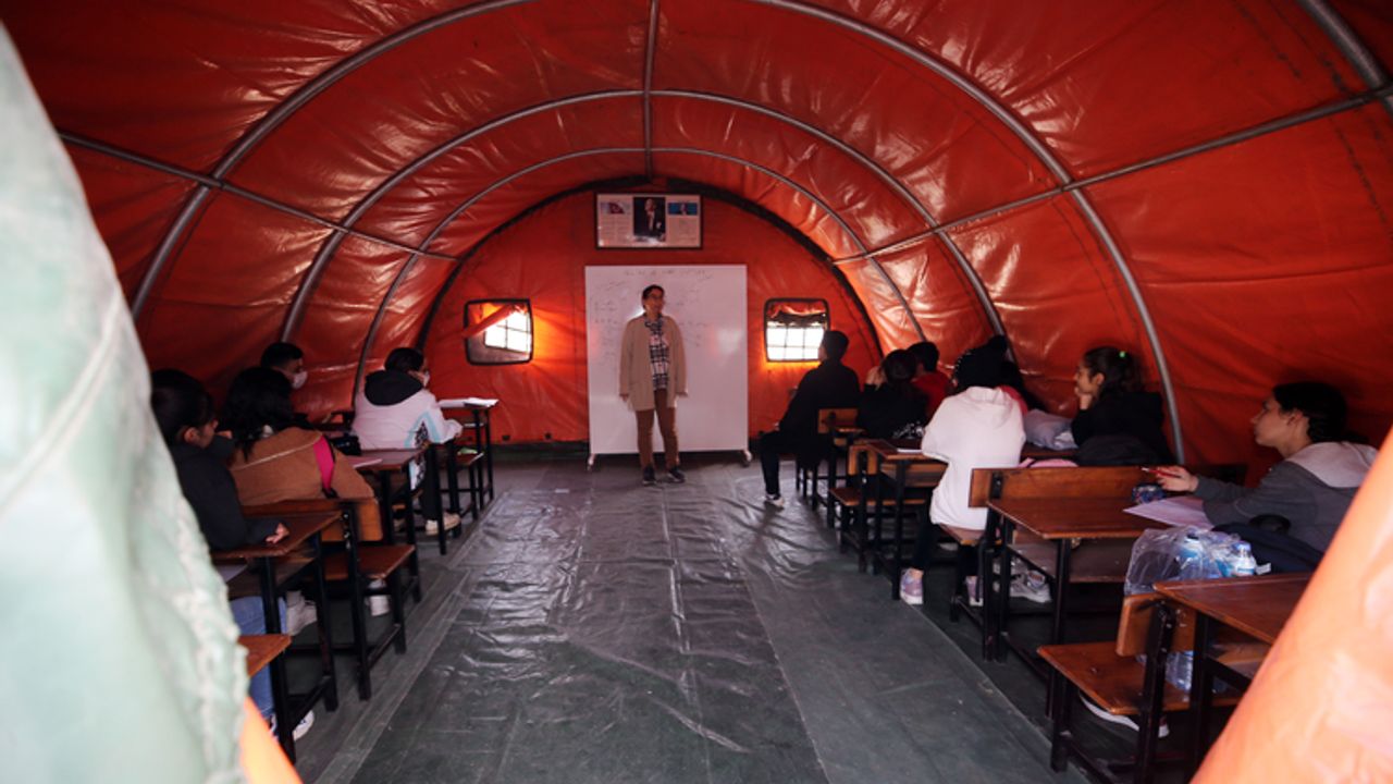 İskenderun'da LGS ve YKS'ye hazırlanan öğrencilere Mehmetçiğin kurduğu çadırlarda kurs veriliyor
