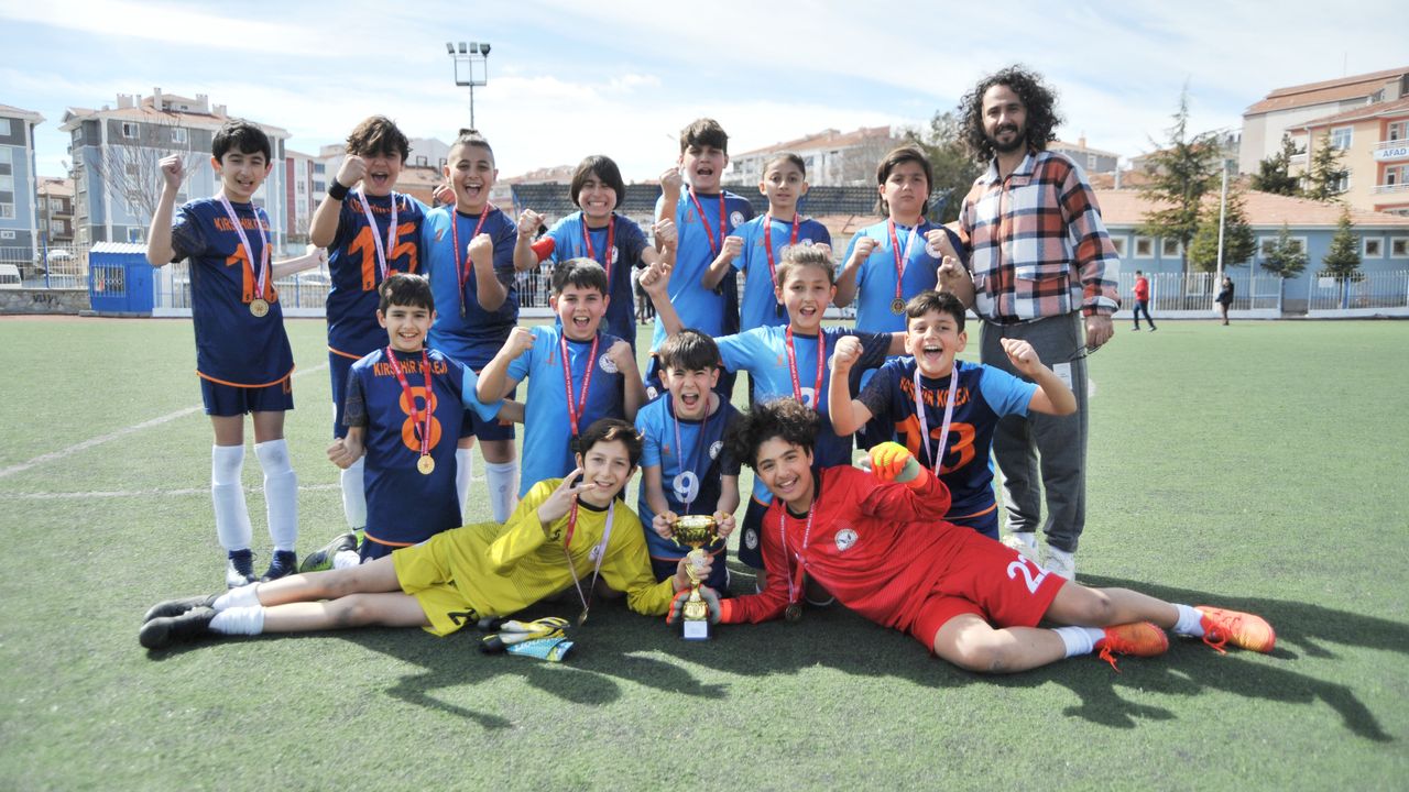 Küçükler futbolda şampiyon Kırşehir Koleji