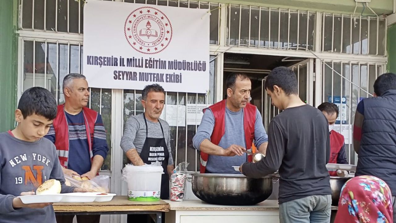 Kırşehir Millî Eğitim Müdürlüğü ekipleri depremden etkilenen vatandaşların yaralarını sarıyor