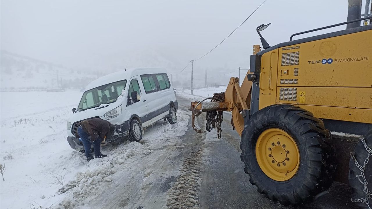Kırşehir Özel İdare’nin karla  mücadele ekipleri sahada