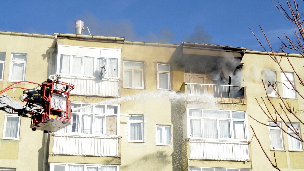 Aksaray'da bir evde çıkan yangın hasara neden oldu