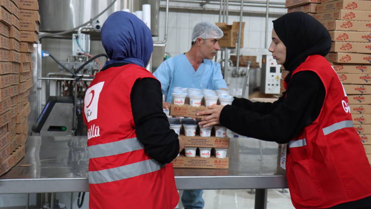 Depremzede üreticilerden  toplanan sütle yapılan yoğurt  ve ayran afetzedelere dağıtılıyor
