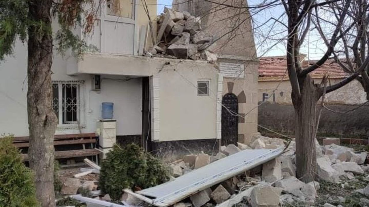 Kırşehir'de şiddetli rüzgar minareyi yıktı