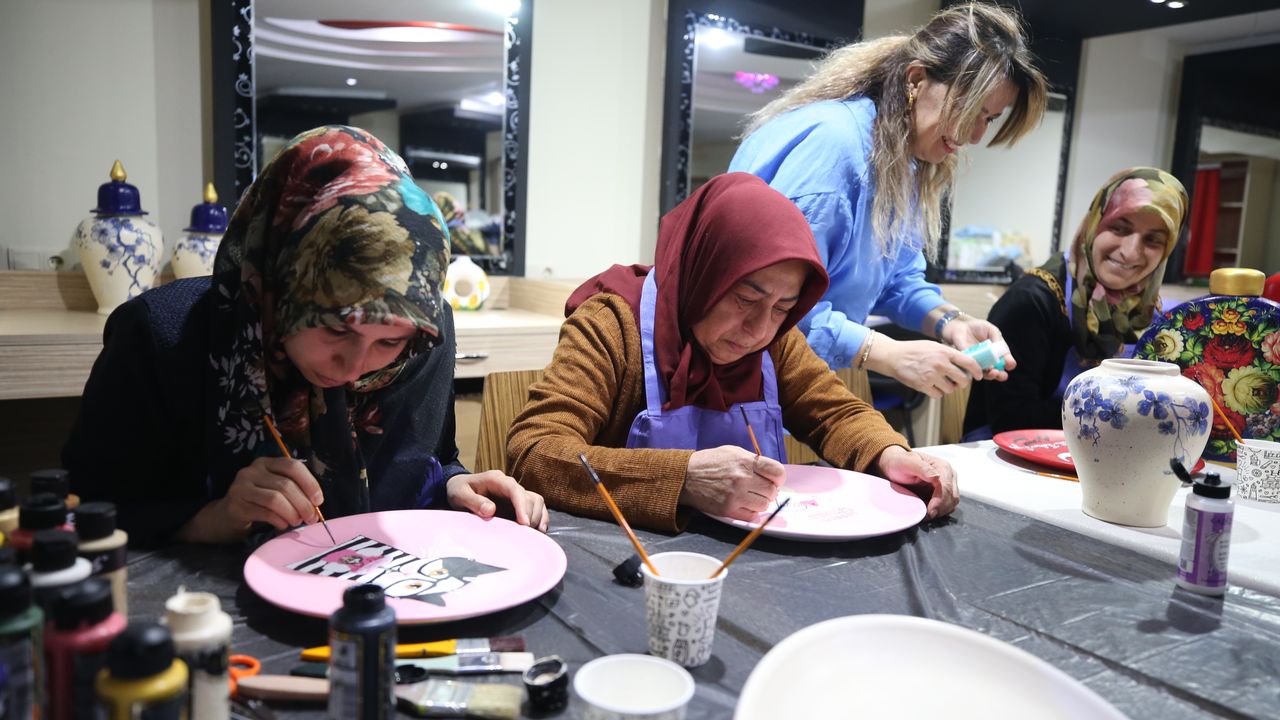 Depremzede kadınlar Nevşehir'de seramik boyama kursuyla meslek ediniyor