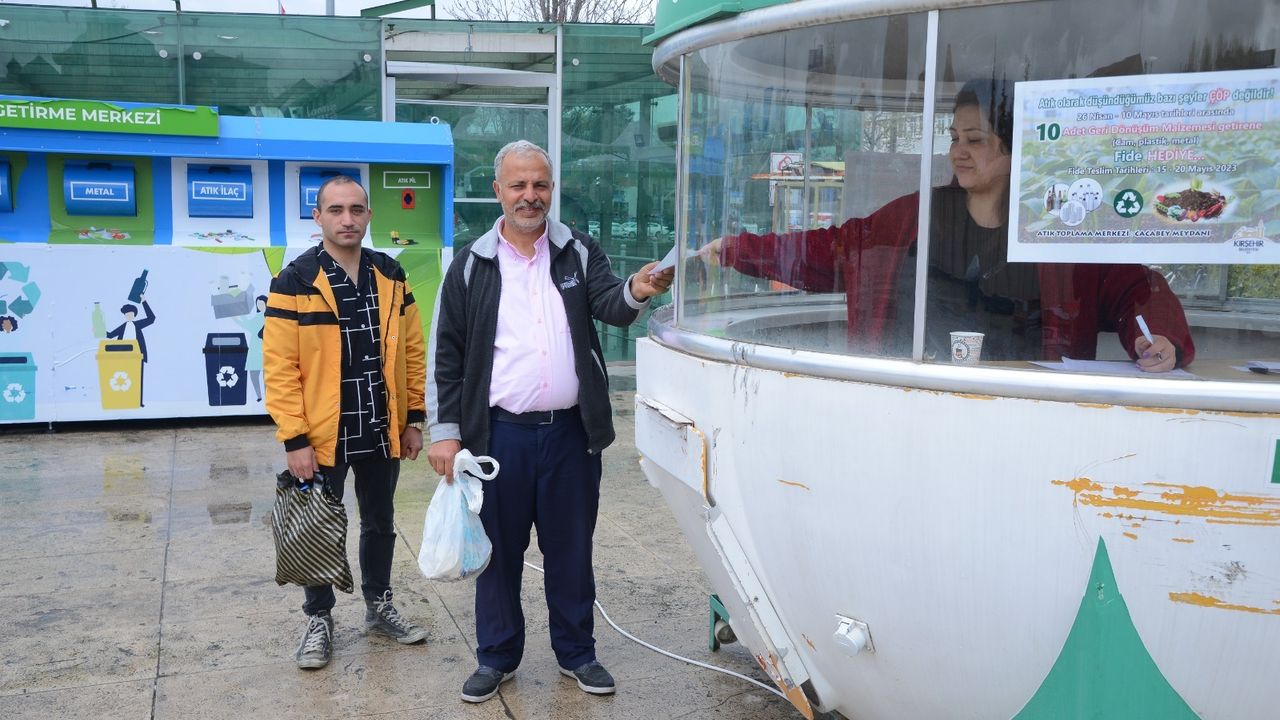 Kırşehir Belediyesi 10 adet geri dönüşüm malzemesi getirene fide hediye ediyor
