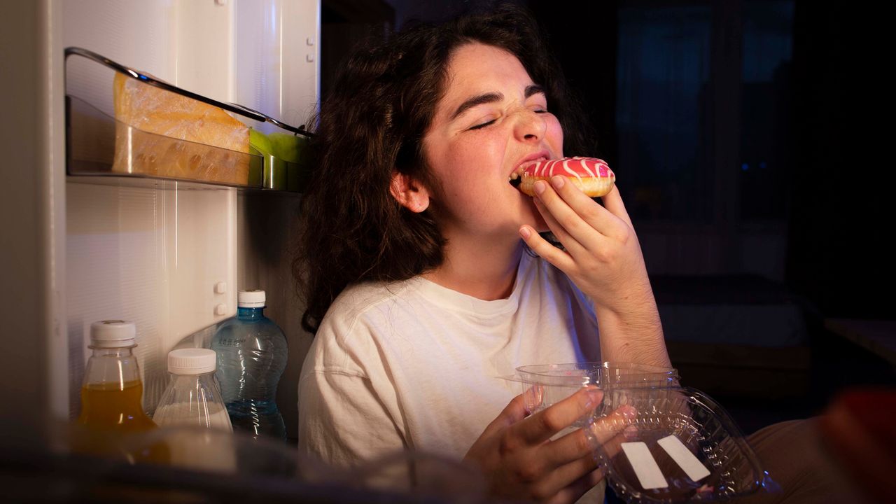 Gece Yemeklerinin Gizli Tehlikesi: Gece  Yeme Sendromunu Fark Etmenin İpuçları   