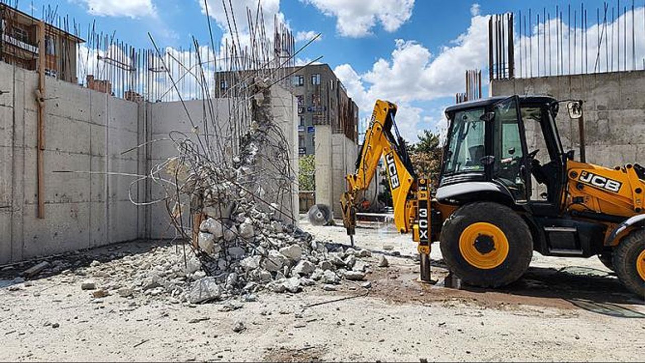 Kırşehir Hükümet Konağı’nda yurttan kalan kolonlar yıkılıyor