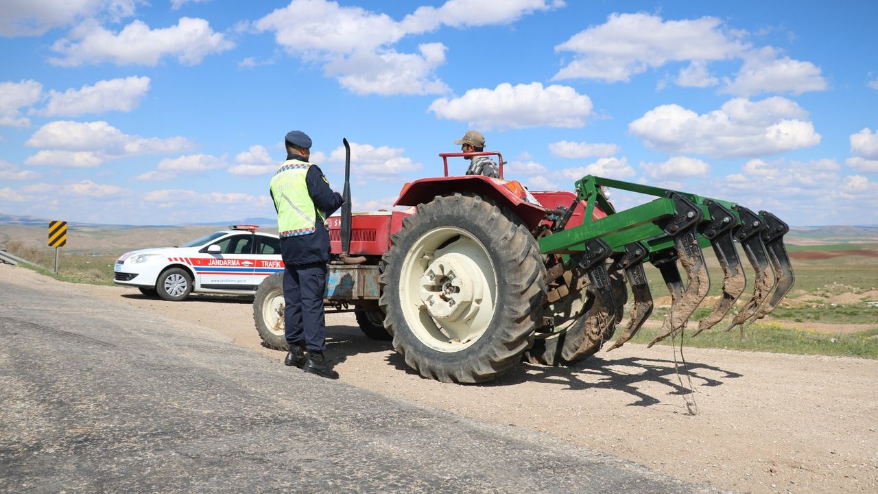Jandarma’dan traktör sürücülerine ROPS eğitimi