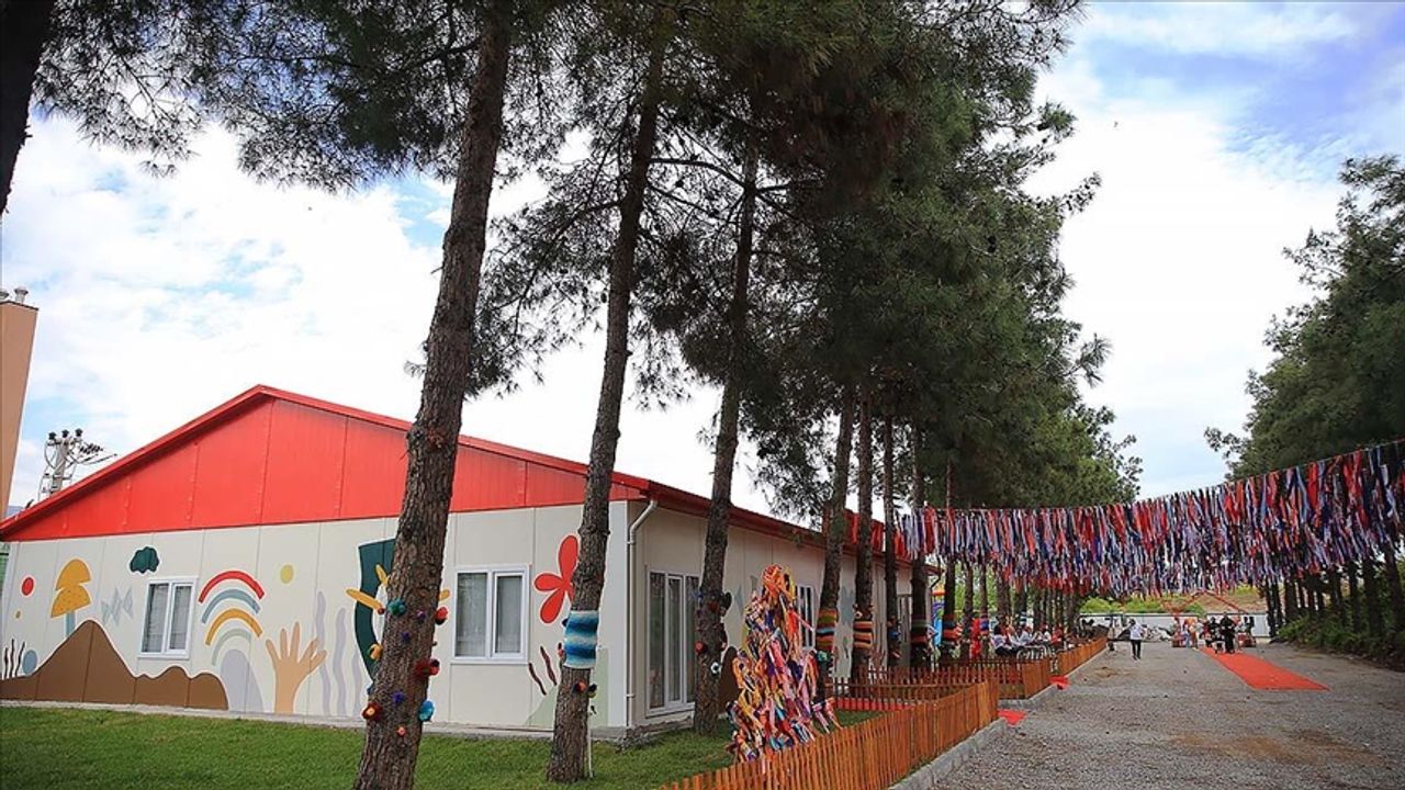 Kahramanmaraş'ta depremzede çocuklar için "Kırmızı Çatı" okulu açıldı