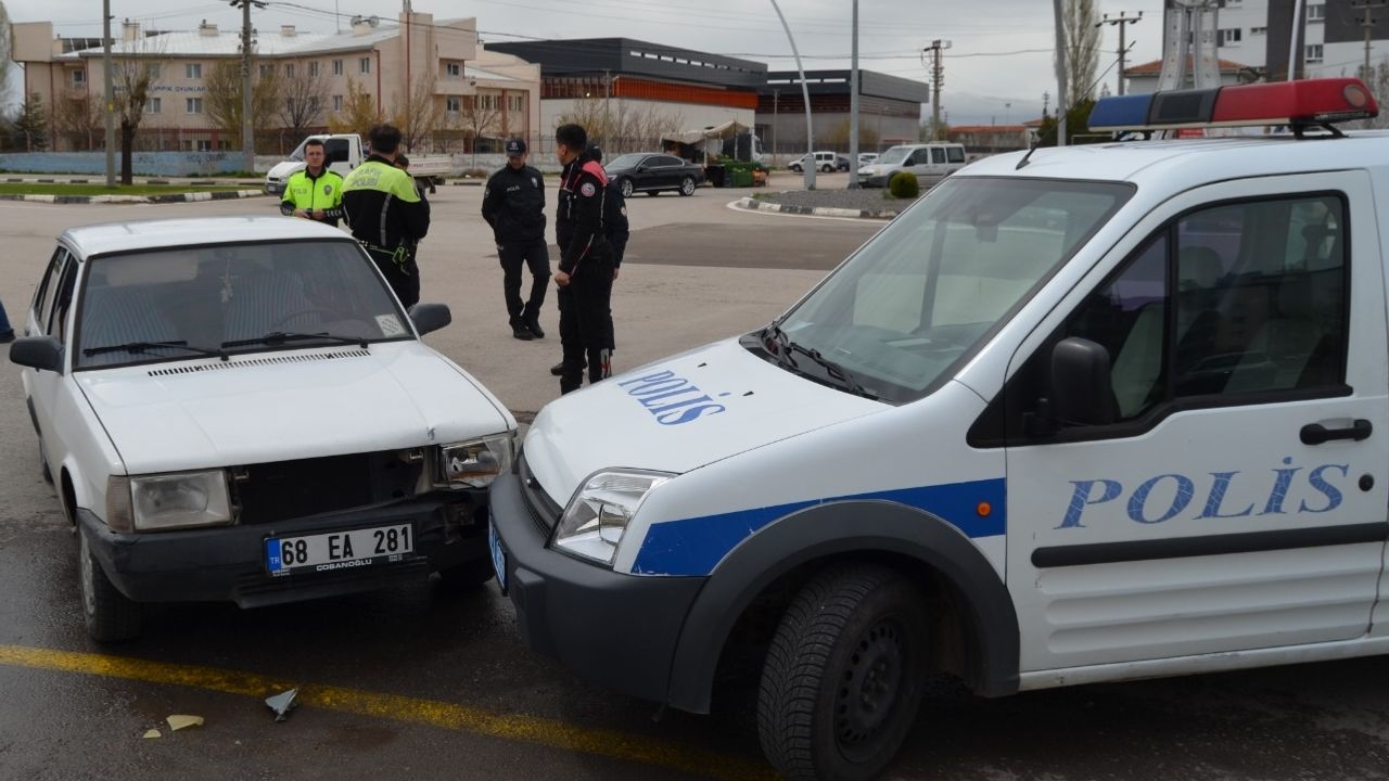 Aksaray'da sürücüsü "dur" ihtarına uymayan otomobil polis aracına çarptı