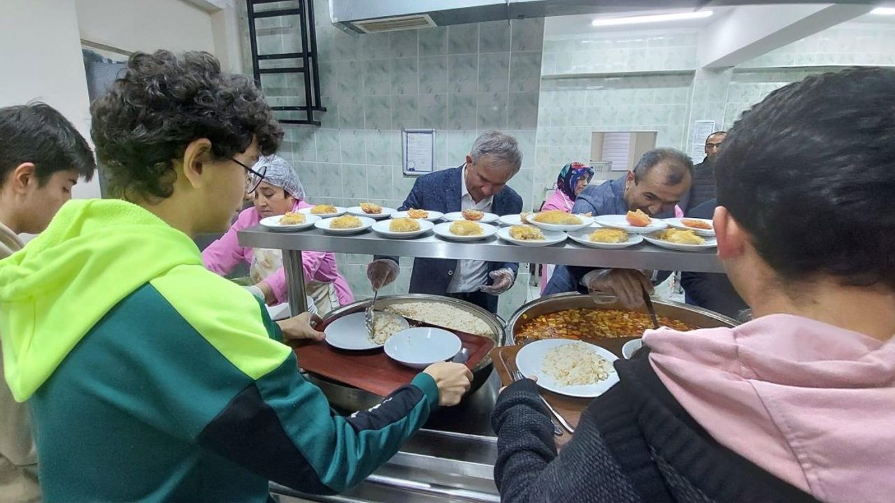 Millî Eğitim Müdürü Alpaslan,  Kaman’da öğrencilerin  iftar sofralarına konuk oldu