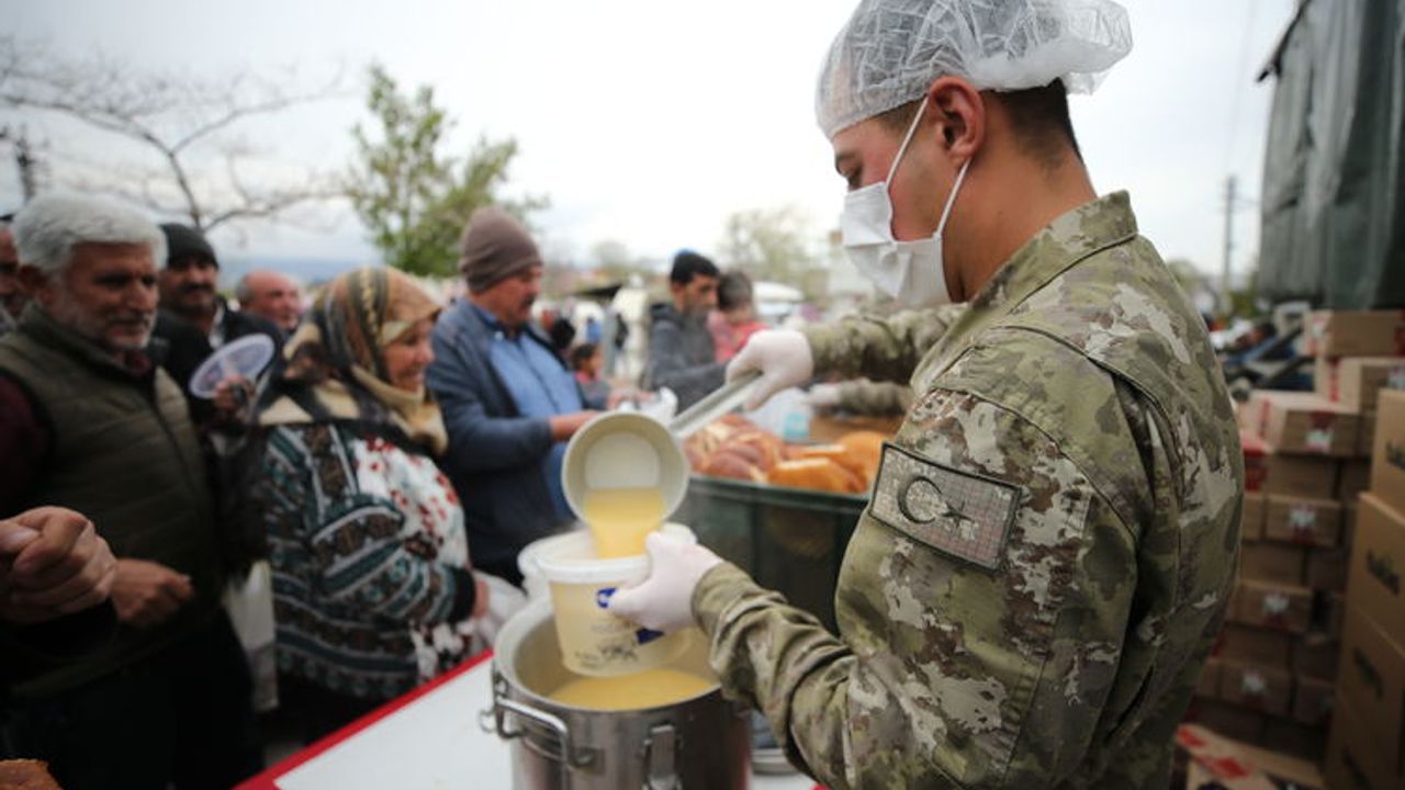 Mehmetçik depremzedelere  kumanya dağıtıp çorba ikram ediyor