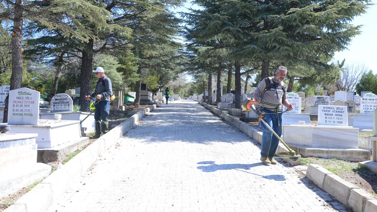 Belediye, mezarlıklarda temizlik  ve bakım çalışmalarını sürdürüyor