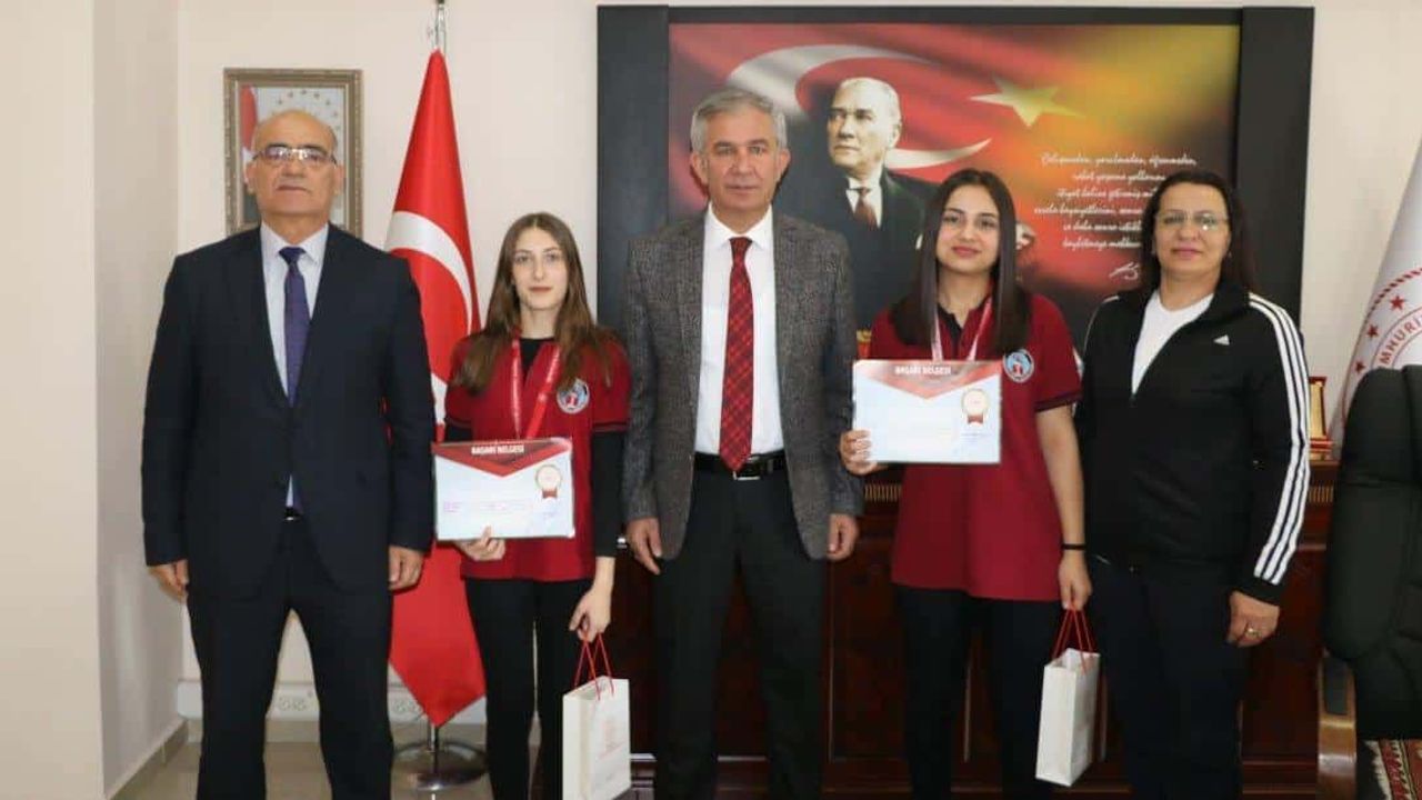 Türkiye Derecesi alan öğrenciler Millî Eğitim Müdürünü ziyaret etti