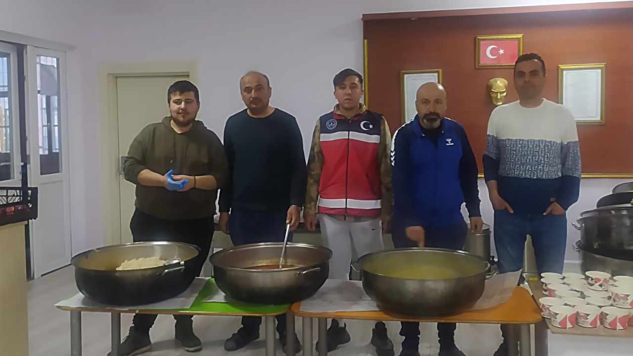 Kırşehir'in gönüllü mutfak ekibi  Antakya’da çalışmalarını sürdürüyor