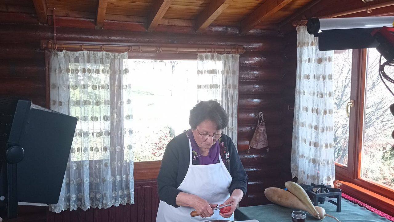 Başkan Büyüksaraçoğlu, TRT’ye  süla kabağı yemeği yaptı