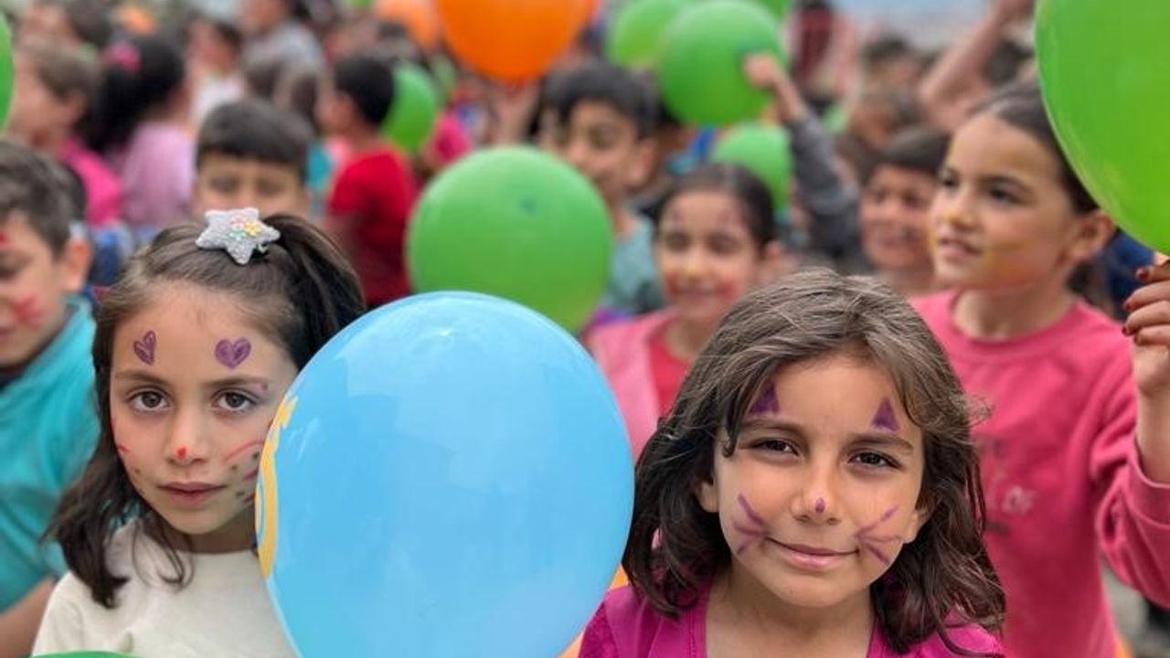 Kırşehir Ahi Evran Üniversitesi Deprem Bölgesindeki Çocuklarla Bayramlaştı