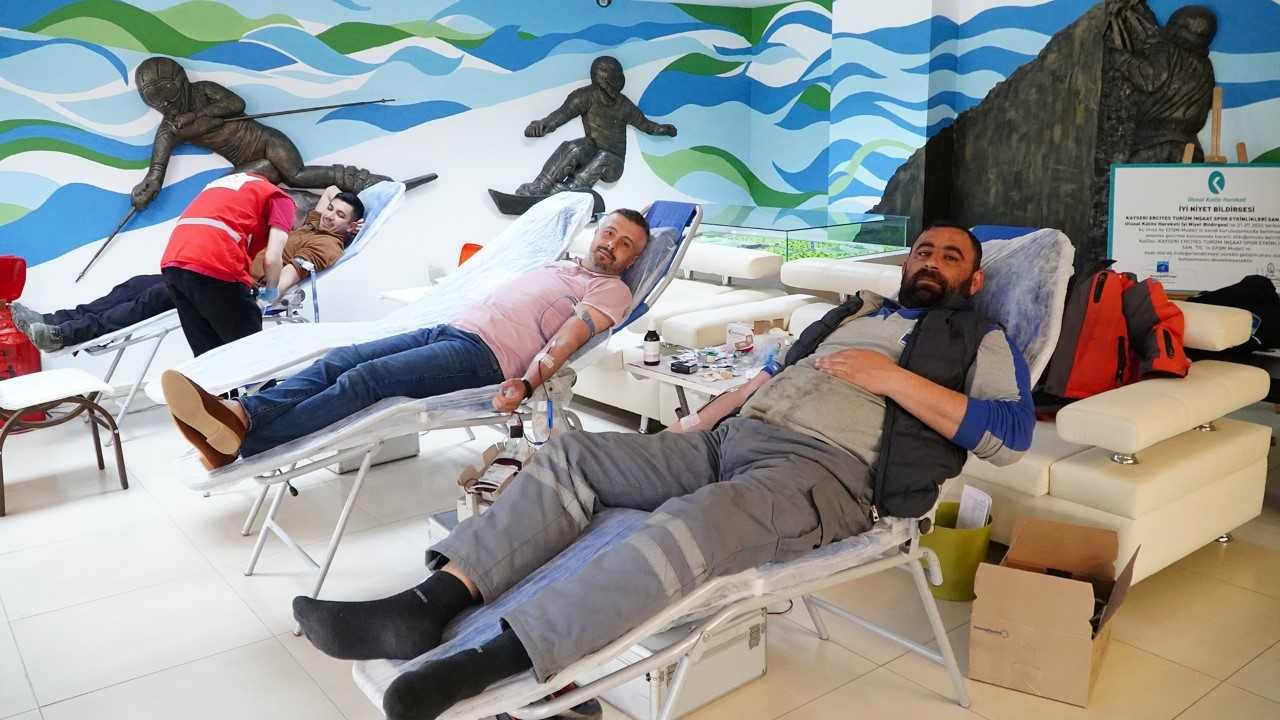 Erciyes AŞ personelinden Kızılay'a kan bağışı