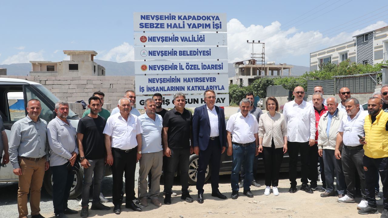 Depremden etkilenen Hatay'da "Nevşehir Kapadokya Sebze Hali"nin yapımı sürüyor