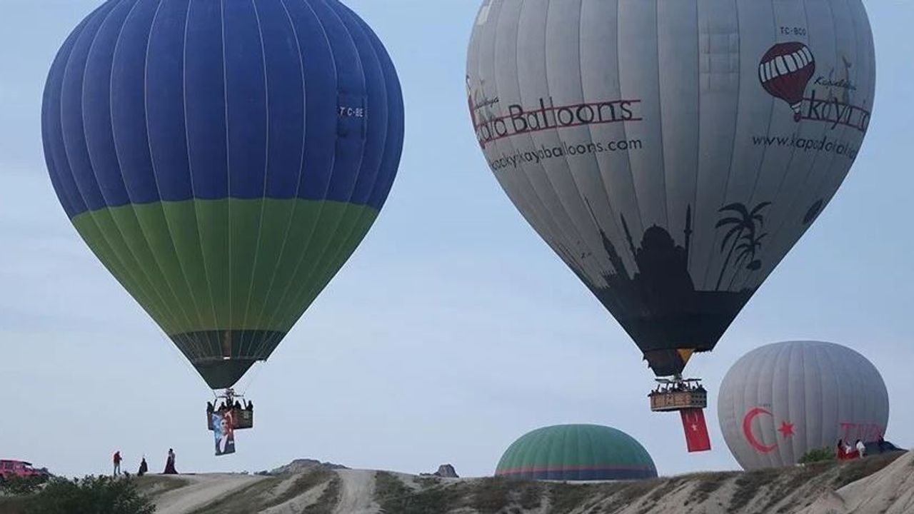  Kapadokya'da balonlar Türk bayrakları ve Atatürk posteri ile uçtu
