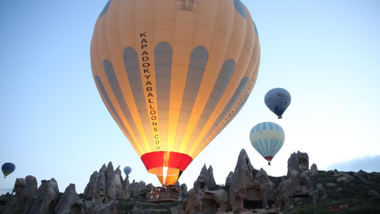 Kapadokya'da nisanda 30 binden  fazla turist balon turuna katıldı