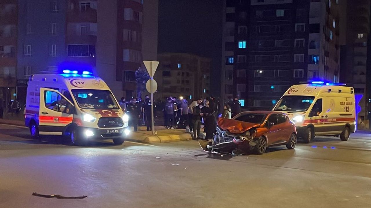 Kayseri'de iki otomobil çarpıştı, 5 kişi yaralandı