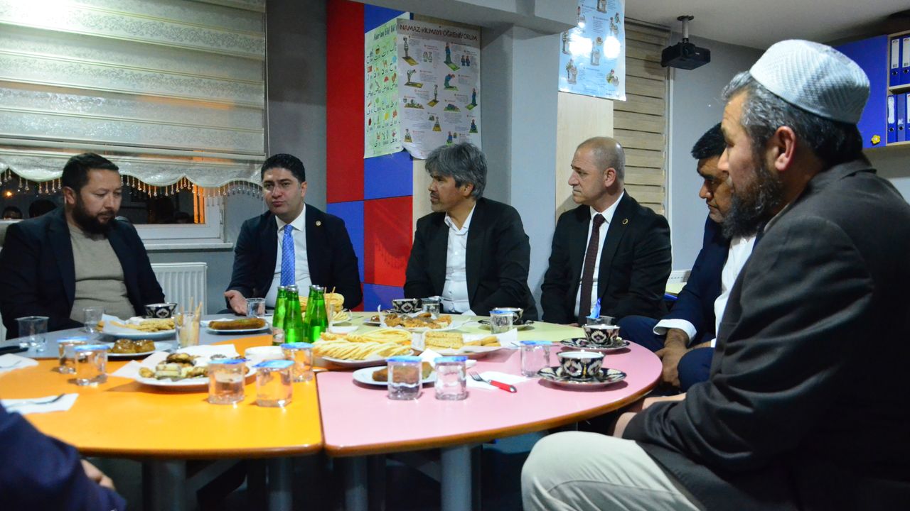 MHP Genel Başkan Yardımcısı Özdemir, Hür Doğu Türkistanlılar Derneğini ziyaret etti