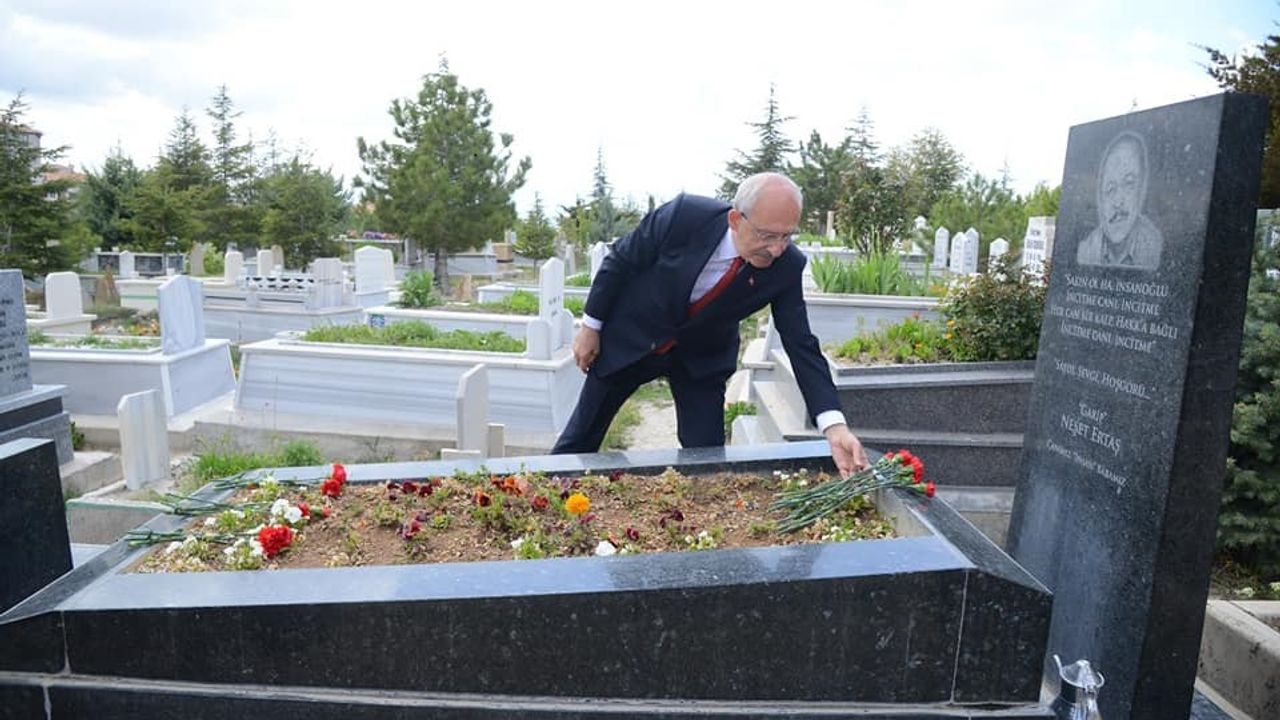 Kemal Kılıçdaroğlu, baba oğul Ertaşların kabirlerini ziyaret etti