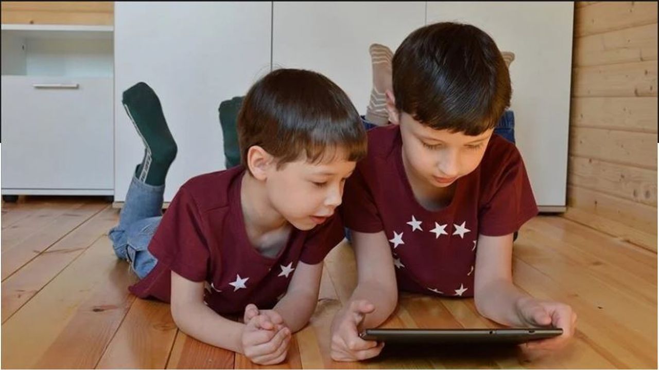Uzun süre televizyon, tablet, bilgisayara  maruz kalan çocuklarda obezite riski artırıyor
