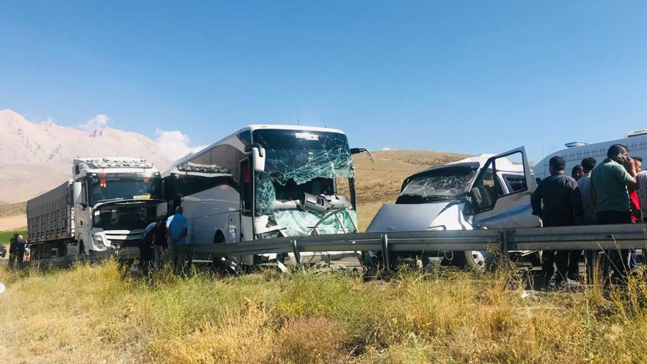 Yolcu otobüsüyle hafif ticari araç çarpıştı, 1 kişi öldü, 7 kişi yaralandı