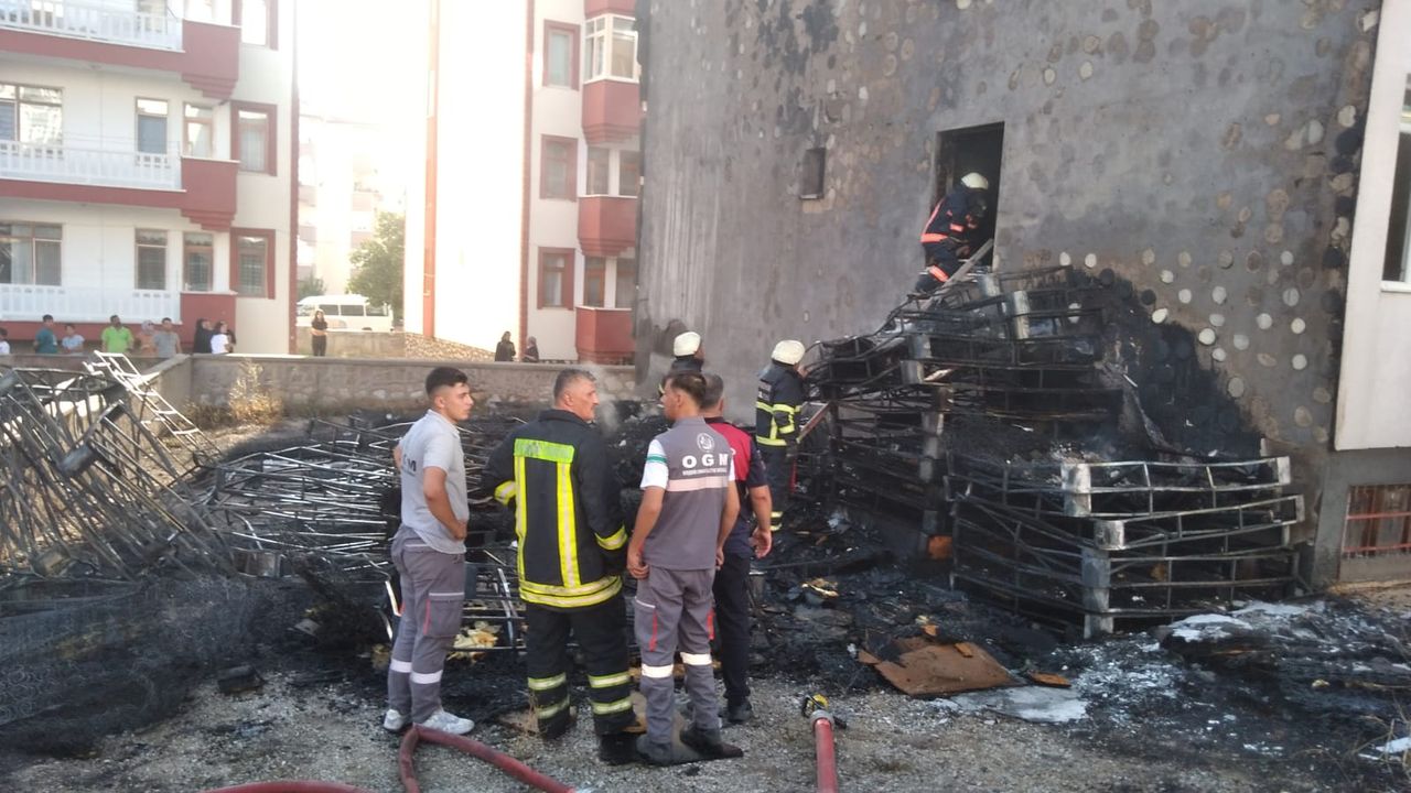 Kırşehir’de boş arazide çıkan yangın 4 katlı binaya sıçradı