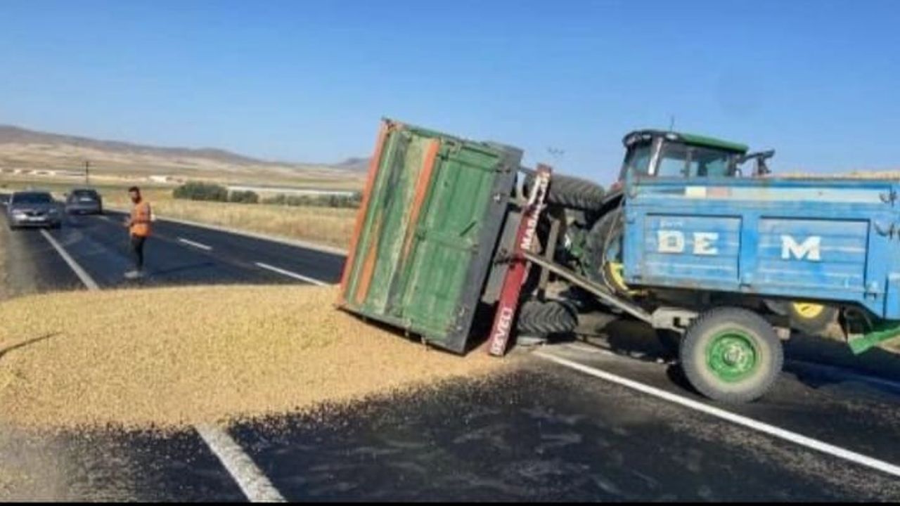 Kırşehir'de buğday yüklü traktör devrildi